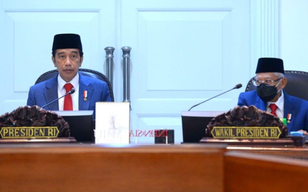 Jokowi memberikan arahan dalam Sidang Kabinet Paripurna di Kantor Presiden