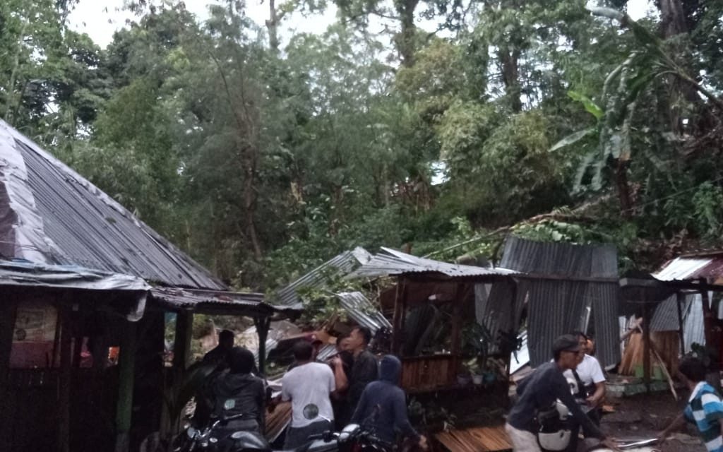 Peristiwa angin kencang yang terjadi di wilayah Kabupaten Mojokerto, Provinsi Jawa Timur, mengakibatkan pohon tumbang yang berdampak pada kerusakan bangunan. Kejadian tersebut menyebabkan tiga warga meninggal dunia dan tiga lainnya luka berat.