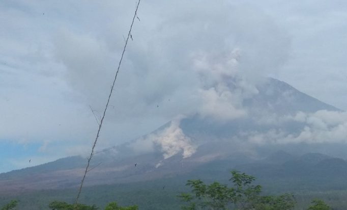 Gunung Semeru Kembali Luncurkan Awan Panas Guguran hingga 5.000 Meter Sebabkan Hujan Abu Tipis