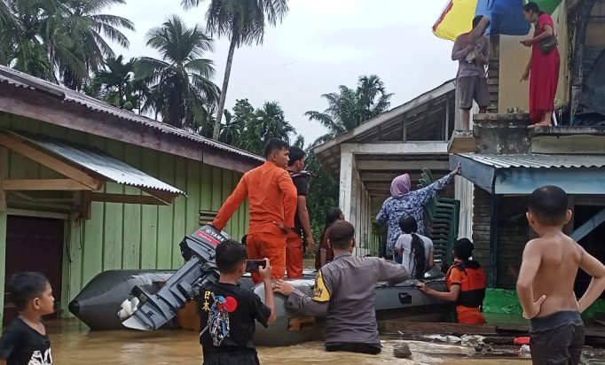 Banjir di Beberapa Kecamatan di Kabupaten Aceh Timur Buat Warga Mengungsi