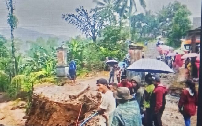 Hujan Deras Guyur Kabupaten Cianjur, Jembatan Citatang Amblas